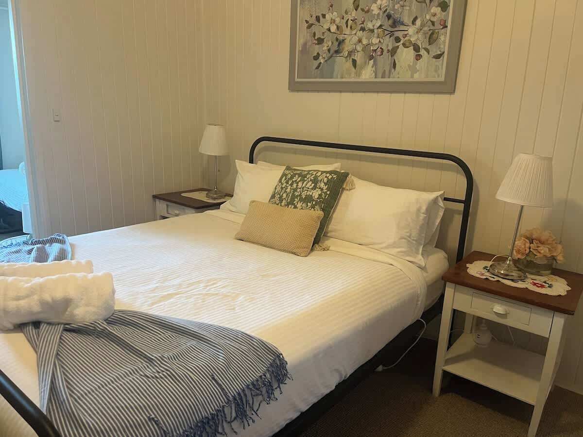 3 bedrooms, desk, iron/ironing board, free WiFi