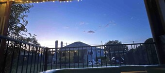 Heritage Cottage with Hot Tub in Wine Country