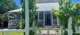 Heritage Cottage with Hot Tub & Two Bathrooms