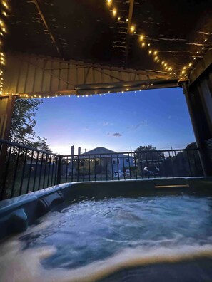 Outdoor spa tub - Heritage Cottage with Hot Tub & Two Bathrooms (Stanthorpe)