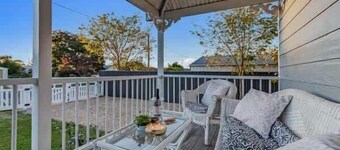 Heritage Cottage with Hot Tub in Wine Country