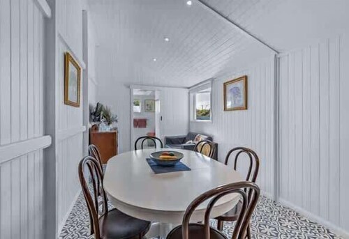 Heritage Cottage with Hot Tub & Two Bathrooms
