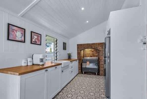 Fridge, microwave, oven, stovetop - Heritage Cottage with Hot Tub & Two Bathrooms (Stanthorpe)