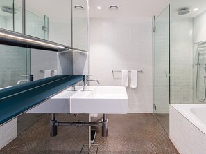 Combinazione doccia/vasca, asciugacapelli, asciugamani, sapone