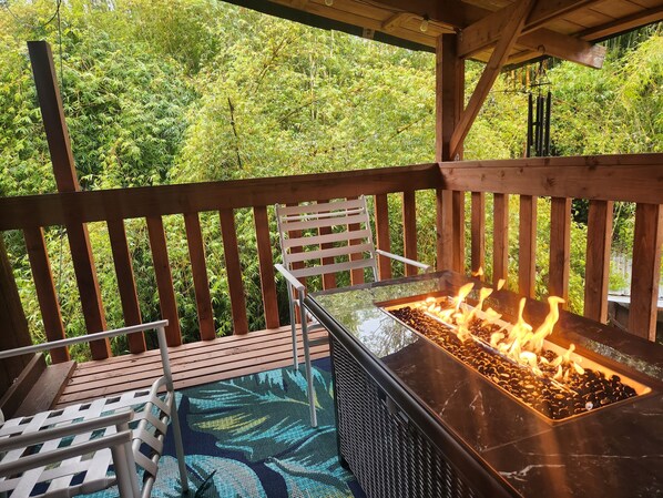 Property grounds - Exotic family getaway private eco Log cabin near Volcano Park (mountain View)