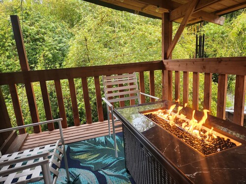 Exotic family getaway private eco Log cabin near Volcano Park