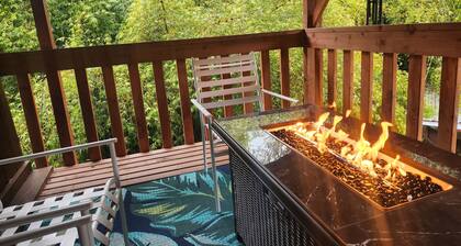 Exotic family getaway private eco Log cabin near Volcano Park