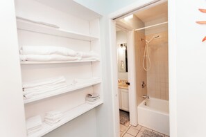 Duschwanne, Handtücher, Toilettenpapier