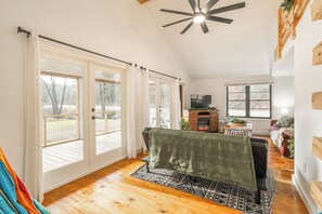 Smart TV, fireplace - Adventure Themed-Cabin w/ CREEK! (Pigeon Forge)