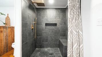 Dusche, HandtĂŒcher, Toilettenpapier