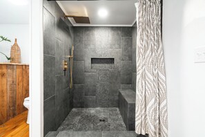 Douche, serviettes fournies, papier toilette
