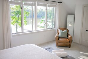 2 makuuhuonetta, työpöytÀ, silitysrauta/-lauta, vauvan matkasÀnky