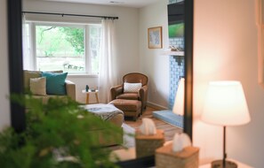 Smart TV, chimenea, libros y impresora 