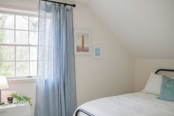 3 bedrooms, desk, iron/ironing board, travel crib