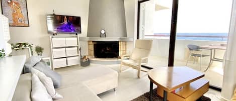 Télévision, cheminée, livres