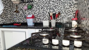 Fridge, microwave, oven, stovetop - Saquarema Surf Apartment 3 minutes from Itaúna beach (Saquarema)