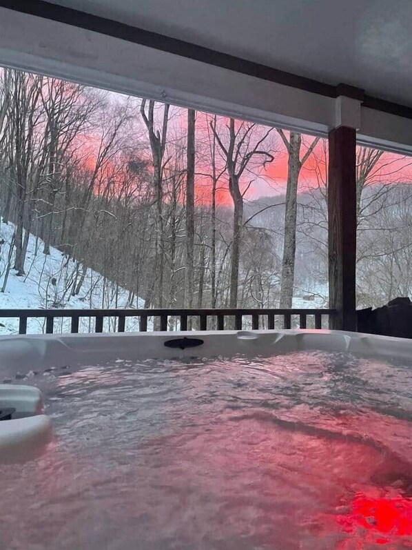 Outdoor spa tub - Unforgettable Hot Springs Retreat Near Max Patch (Hot Springs)