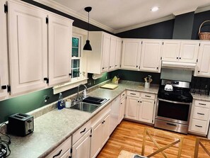 ثلاجة، ميكروويف، فرن، موقد طهي مسطح