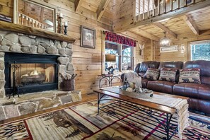 Smart TV, fireplace - SUMMER SPECIAL!EZ ROADS+COZY PRIVATE HOT TUB+KING BED+SECLUDED+CLOSE TO PARKWAY+ (Pigeon Forge)