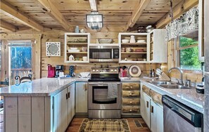 Fridge, microwave, oven, stovetop - FALL SPECIAL! EZ ROADS+COZY PRIVATE HOT TUB+KING BED+SECLUDED+CLOSE TO PARKWAY++ (Pigeon Forge)