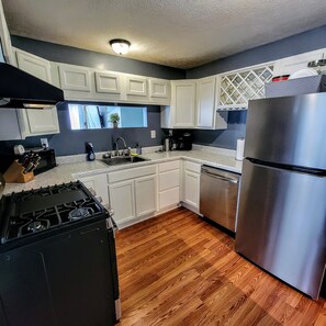 Fridge, microwave, oven, stovetop - Roomy and Cozy 3bd 2ba just mins from Indiana Dunes (Michigan City)