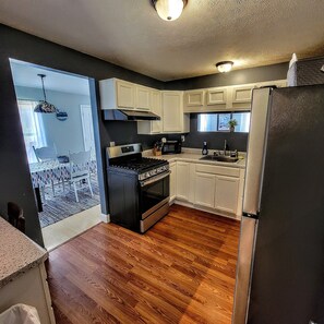 Fridge, microwave, oven, stovetop - Roomy and Cozy 3bd 2ba just mins from Indiana Dunes (Michigan City)