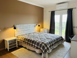 4 عدّة غرف ن وم ومكواة/لوح كي وواي فاي وملاءات أسرّة