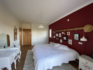 4 chambres, fer et planche à repasser, Wi-Fi, draps fournis