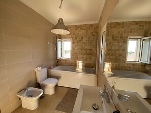 Combined shower/tub, hair dryer, towels