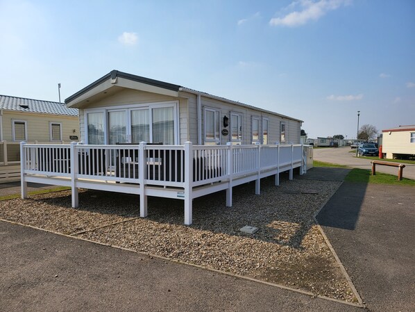 Exterior - 2BR-Sleeps6-Fireplace-Parking-Patio-Seaside (Clacton-on-Sea)