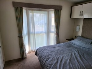 2 bedrooms, iron/ironing board, WiFi, bed sheets - 2BR-Sleeps6-Fireplace-Parking-Patio-Seaside (Clacton-on-Sea)