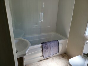 Combined shower/tub - 2BR-Sleeps6-Fireplace-Parking-Patio-Seaside (Clacton-on-Sea)