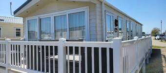 2BR-Sleeps6-Fireplace-Parking-Patio-Seaside