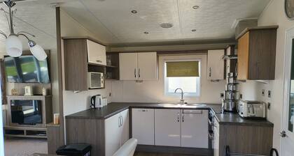 2BR-Sleeps6-Fireplace-Parking-Patio-Seaside