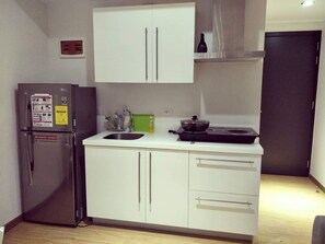 Kühlschrank, Mikrowelle, Herdplatte, Kochgeschirr/Geschirr/Besteck