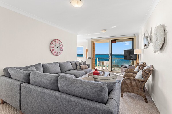 Smart TV, stereo - 4 South Pacific Across the road from Shoal Bay beach. (Shoal Bay)