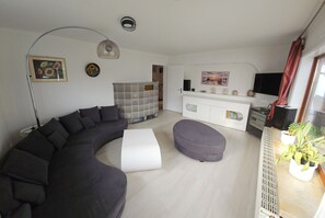 Smart TV, libros y estéreo