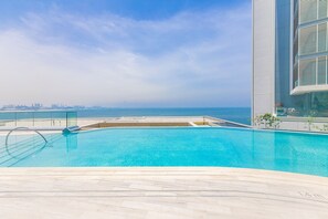 2 من حمّامات السباحة الخارجية