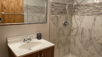 Een douche, een haardroger, handdoeken, zeep