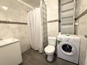 Shower, towels