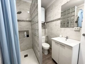 Douche, serviettes fournies