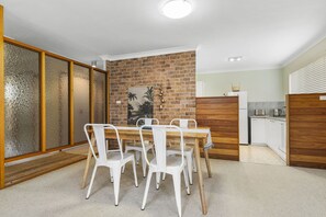 Dining - Talga 5: 2  BR, 1  BA Apartment in Port Macquarie, Sleeps 4 (Port Macquarie)