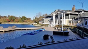Um imóvel à beira-mar com um cais, área de estar e piscina.