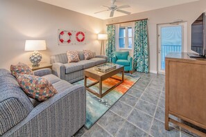 Fernseher, DVD-Player, Tischfußball, Tischtennisplatte