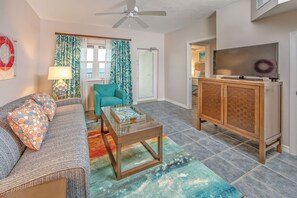 Una televisión, un reproductor de DVD, un futbolín