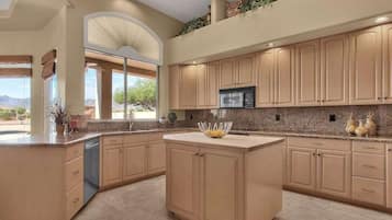 Frigorífic, microones, forn i placa de cuina