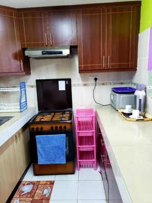 Private kitchen - Stay.Plus Karibu Homes Apartment (Athi River)
