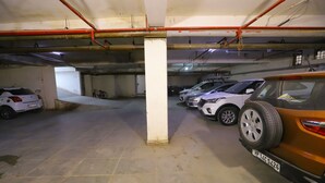 Un estacionamiento de varios niveles con varios coches aparcados.