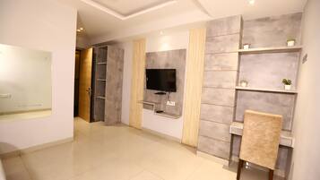 Deluxe Double Room | Egyptian cotton sheets, premium bedding, down comforters