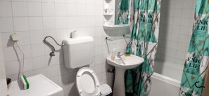 Badewanne, Haartrockner, Handtücher, Seife